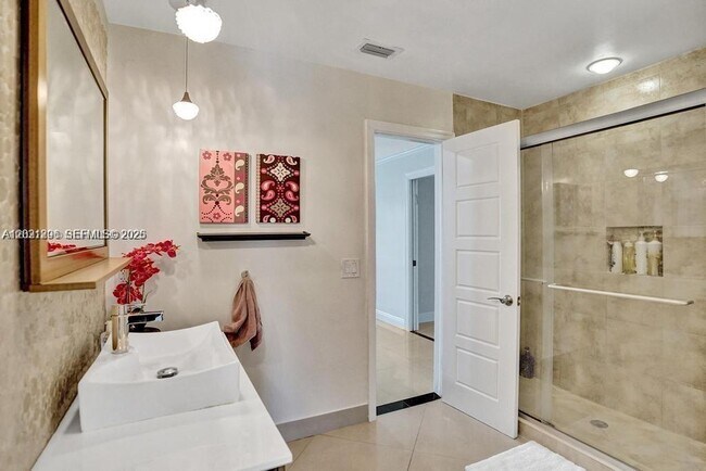 Foto del edificio - Northeast 214th Street, North Miami Beach, FL 33179 - 5 BR 4 BA single-family home