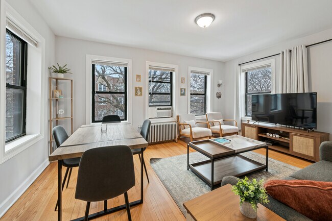 Foto del edificio - 6443 N Hamilton Ave