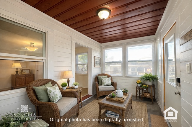 Building Photo - Charming Cottage, Close to Downtown/Plaza!