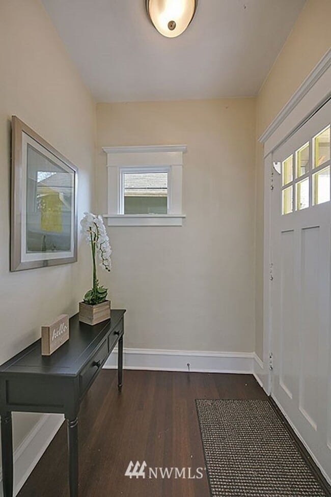 Foto del edificio - Spacious 5-Bedroom Home with Den & Backyar...