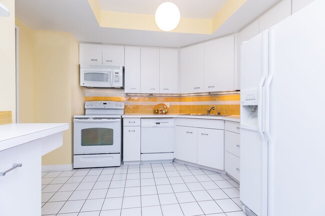 Building Photo - 990 N Lake Shore Dr