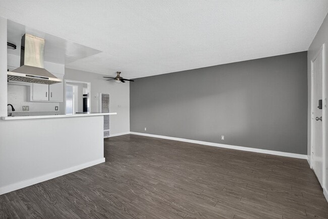 Building Photo - 1121 Daisy Ave