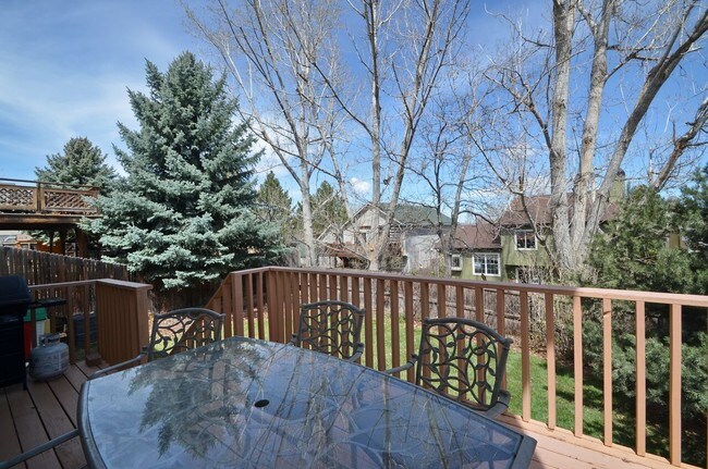 Foto del edificio - Fantastic 4BR, 3.5BA! Deck, FP, great yard, location!! (Regal)