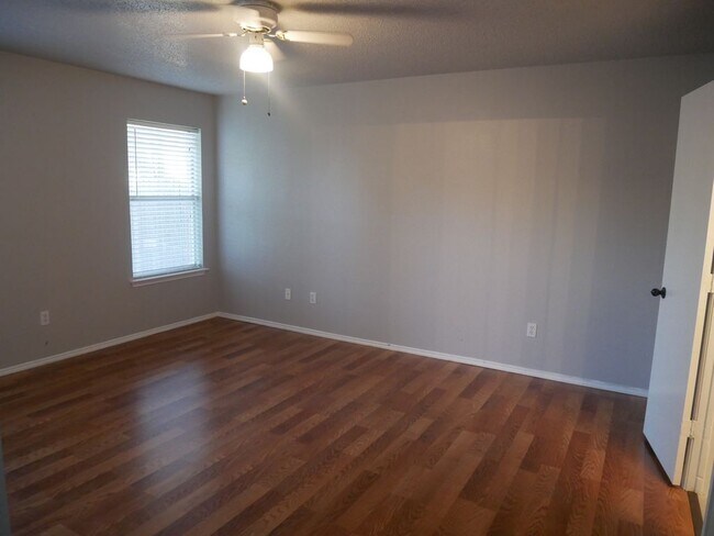 Dormitorio principal - 5905 James River Dr