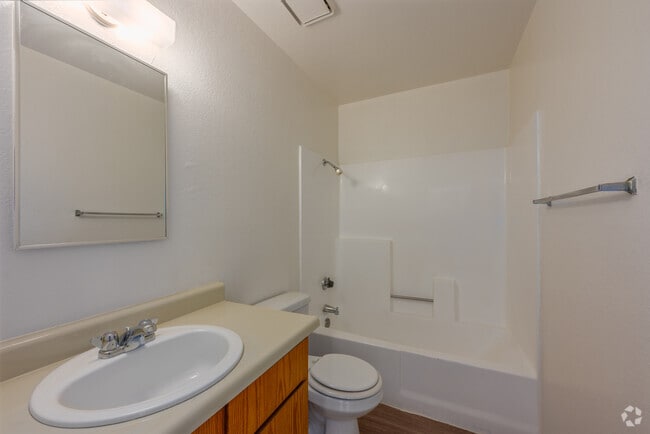 1BR, 1BA - 675SF - Bathroom - Sandhill