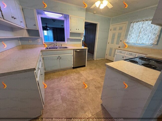Foto del edificio - 4 bedroom 2 bathroom home in Lawndale read...