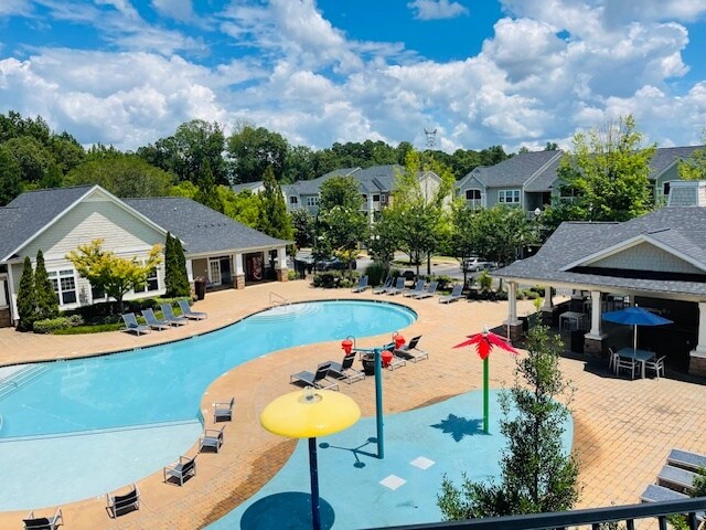ZONA DE PISCINA - Ballantyne Commons of Columbus