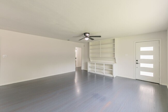 Building Photo - Westworth Village REMODELED 4 Bedroom