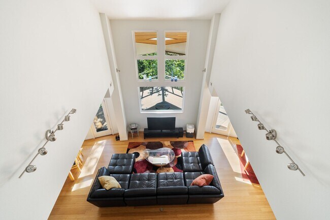 Building Photo - Sleek, spacious 3-bdrm/2.5-bath contemporary in SW Hills. Office, wine cellar, views, near Washin...