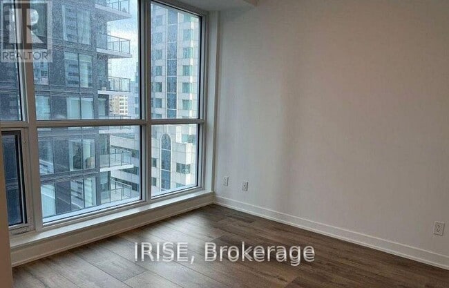 Building Photo - 327 King St W