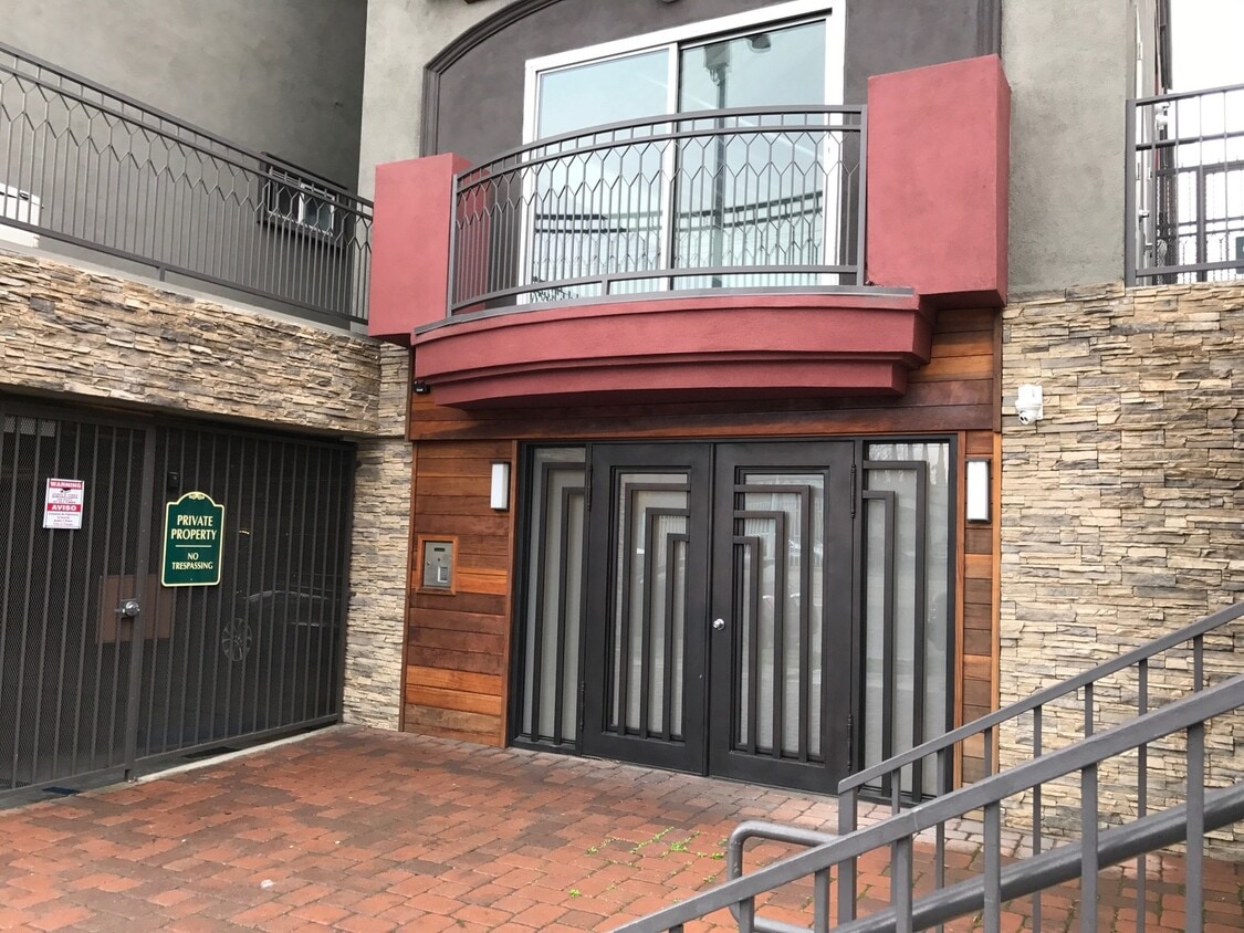 Primary Photo - CONDO in Prime NOHO Art District
