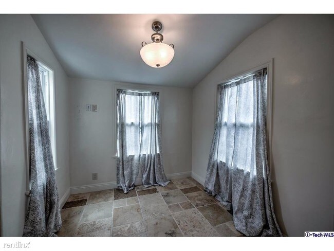 Building Photo - 10856 Wellworth Ave