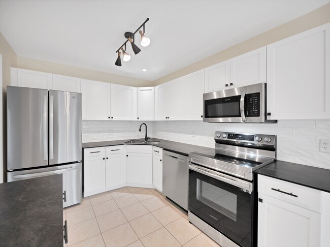 Building Photo - 174 McBride Dr