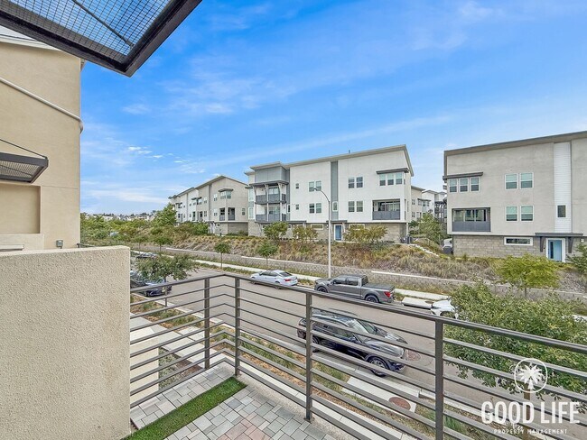 Foto del edificio - Sleek 2BD/3BA Condo in Mira Mesa with Private Balcony, Solar & 2-Car Garage