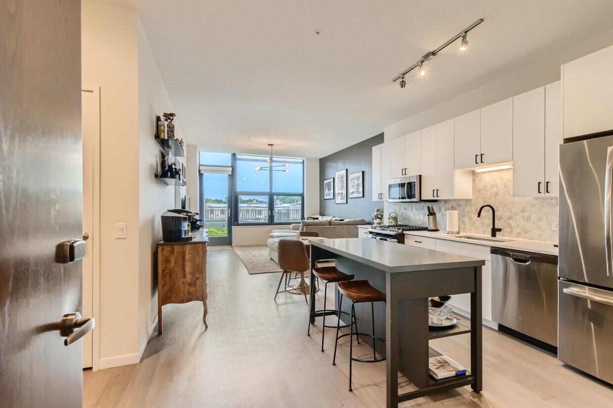 Foto principal - 2475 N Milwaukee Ave