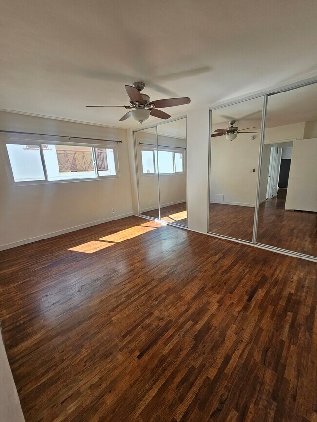 Foto del edificio - 1537 N Laurel Ave