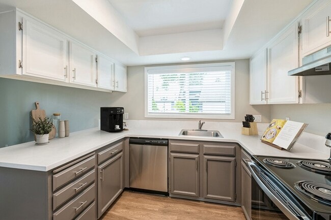 Building Photo - ReNew Rock Creek Townhomes