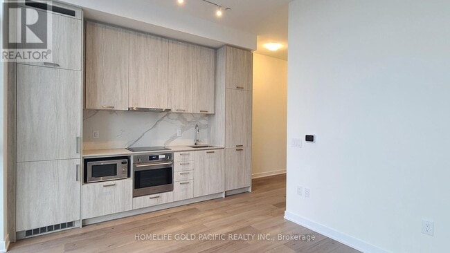 Building Photo - 10-1810 Honeycrisp Cres