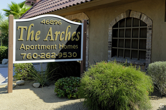 Entrance area - Arches at La Quinta