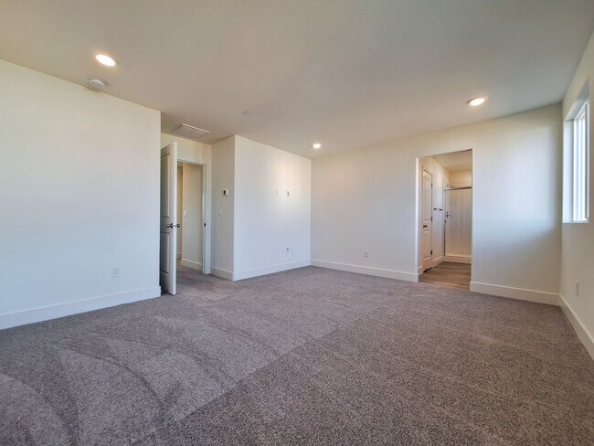 Foto del edificio - BRAND NEW 4-BEDROOM HOME - BE THE FIRST RE...