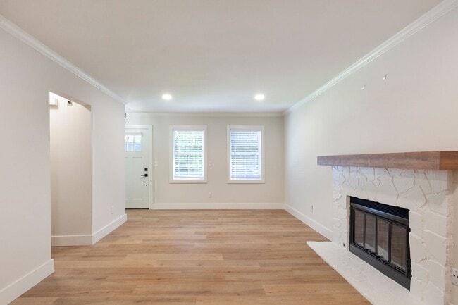 Foto del edificio - 3bd/3ba Home w/ Fully Fenced Backyard and Deck!