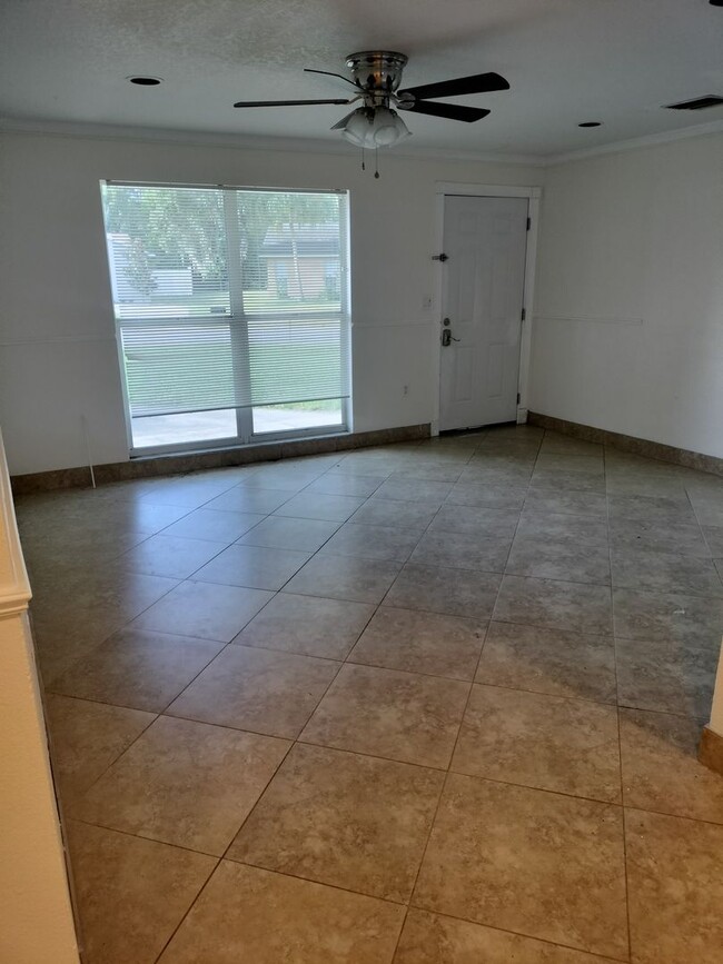 Building Photo - Beautiful home with fenced in backyard!