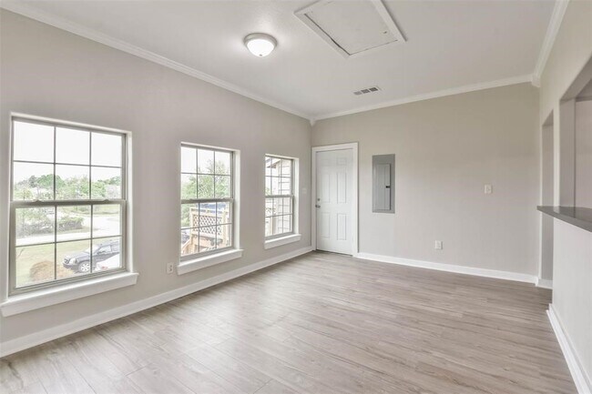 Building Photo - 329 E Washington Ave