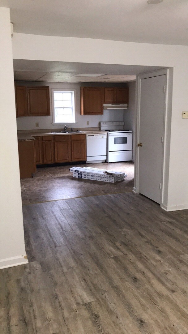 Building Photo - Radford, 4 BR / 2 BA house, Available 9/18!