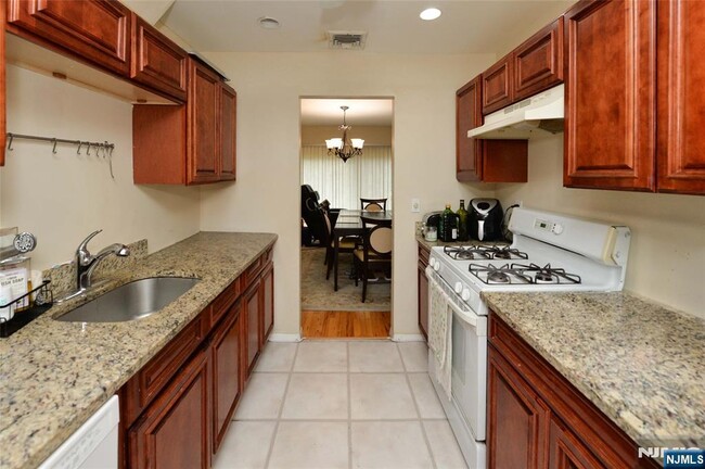 Foto del edificio - 102 Holiday Ln