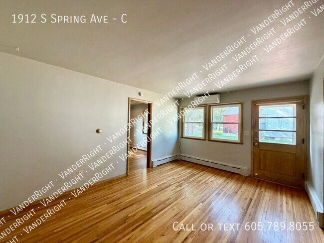 Building Photo - 1912 S Spring Ave