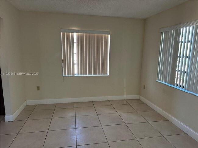 Foto del edificio - 4864 NW 4th Terrace