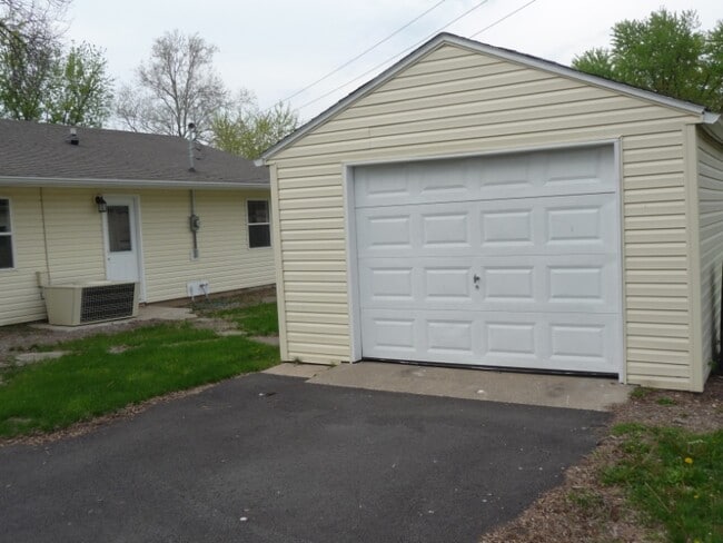 Building Photo - 1009 Archway Dr
