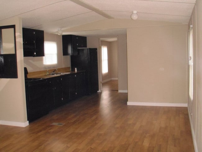 Building Photo - 122 Valley Dr