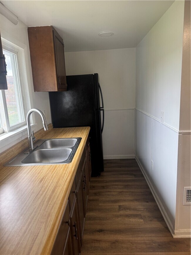 Foto del edificio - 8573 Main St