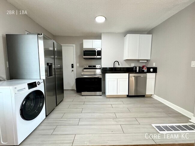 Building Photo - Roanoke Plaza Large Renovated 2 Bedroom