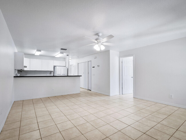 large living room/dining room, open to the kitchen. Pantry & laundry in hallway to the right. - 4836 Old Bradenton Rd