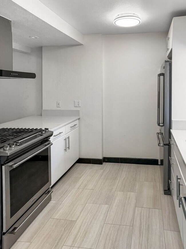 Building Photo - Beautifully Remodeled 3BD/2.5BA Spacious T...