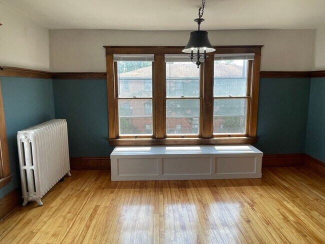 Building Photo - Upper Level Uptown Duplex, Hardwood Floors...