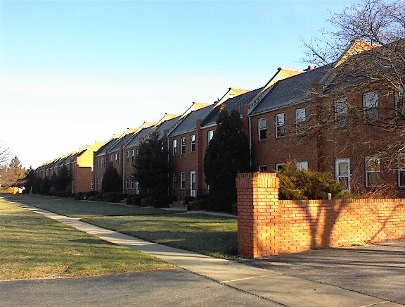 Primary Photo - Colonial Manor