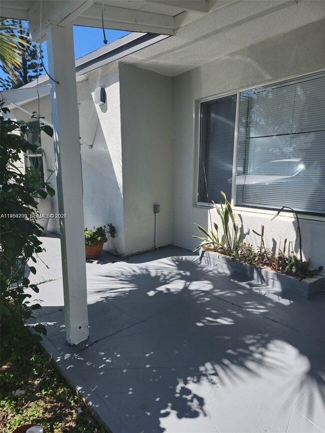 Building Photo - 1561 NE 29th St