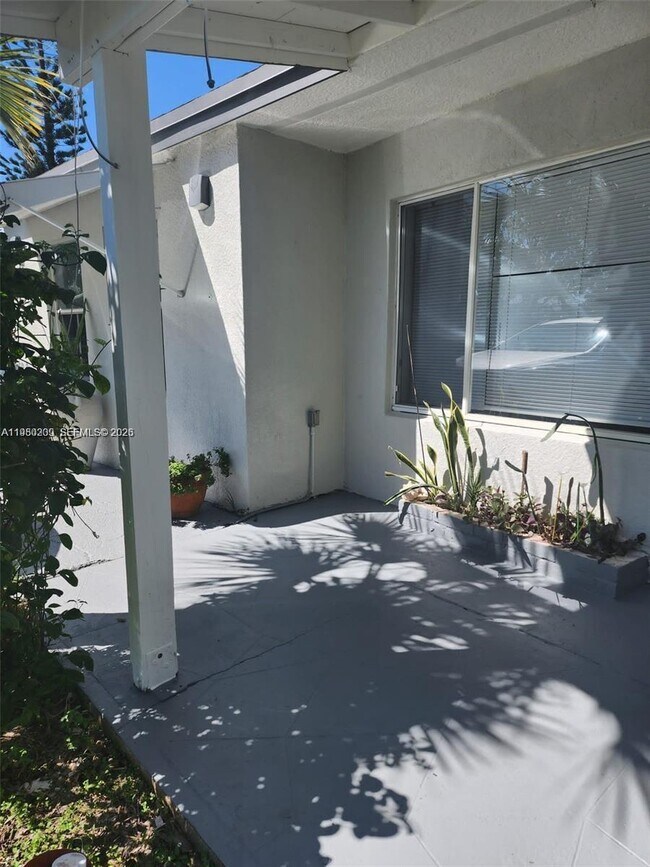 Foto del edificio - 1561 NE 29th St