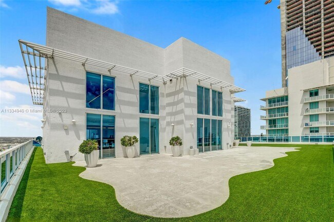 Foto del edificio - 700 NE 25th St