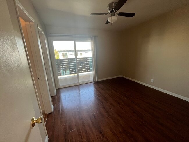 Foto del edificio - 24370 Newhall Ave