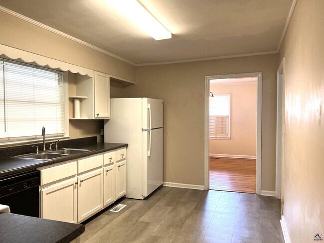 Foto del edificio - 230 Roycrest Dr