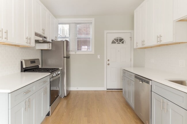 Building Photo - 4837 N Wolcott Ave