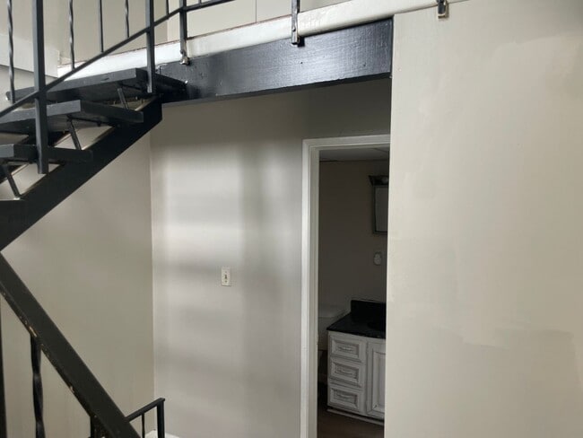 Building Photo - 3 bed 1.5 bath town home.