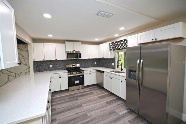Building Photo - 5667 Creekwood Dr