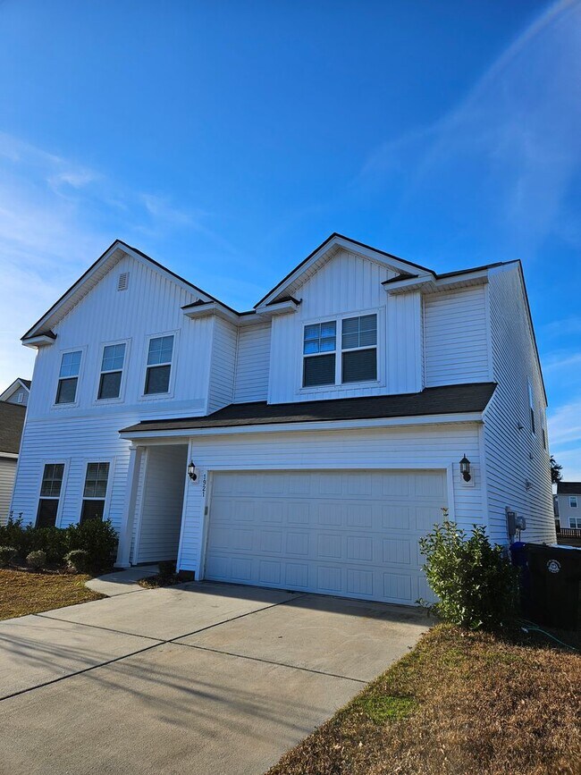 Foto del edificio - Spacious Two-Story Living on a Premium Lot...