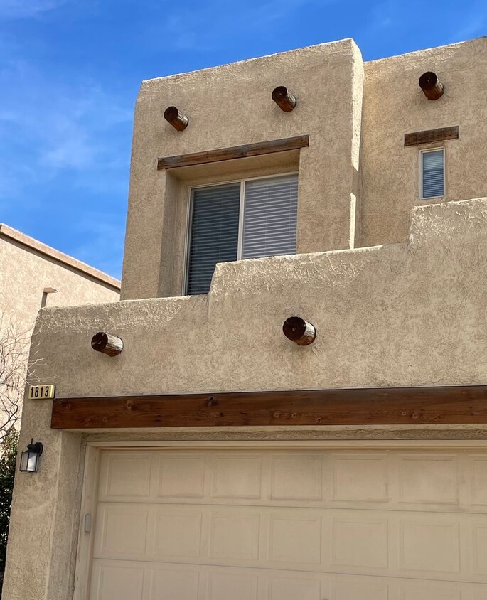 Foto principal - 2 bed 2.5 bath townhome located in a Gated...