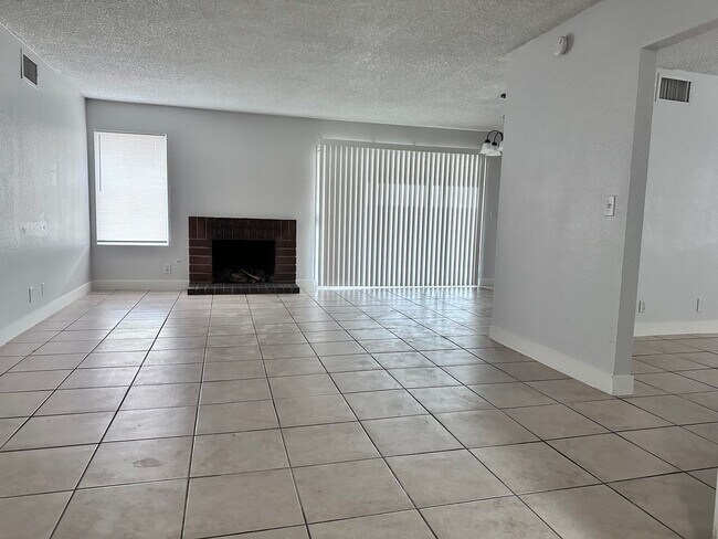 Building Photo - FRESH PAINT INSIDE, 4 BEDROOM HOME HAS A V...